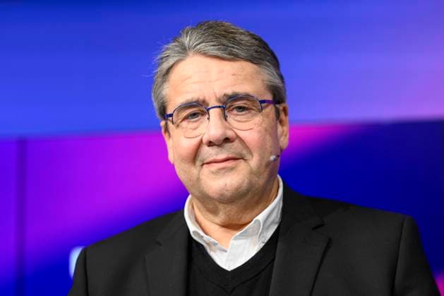 News Bilder des Tages Sigmar Gabriel (SPD), ehemaliger Parteivorsitzender und ehemaliger Bundesaussenminister, maischberger, Polittalk, TV, Format, mit Moderatorin - Sandra Maischberger, Thema - Bauernproteste und Krisen, Das Erste, 09.01. 2024, Foto: HMB Media Julien Becker *** Sigmar Gabriel SPD , former party chairman and former Federal Foreign Minister, maischberger, Polittalk, TV, format, with presenter Sandra Maischberger, topic farmer protests and crises, Das Erste, 09 01 2024, Photo HMB Media Julien Becker Copyright: HMBxMedia JulienxBecker
