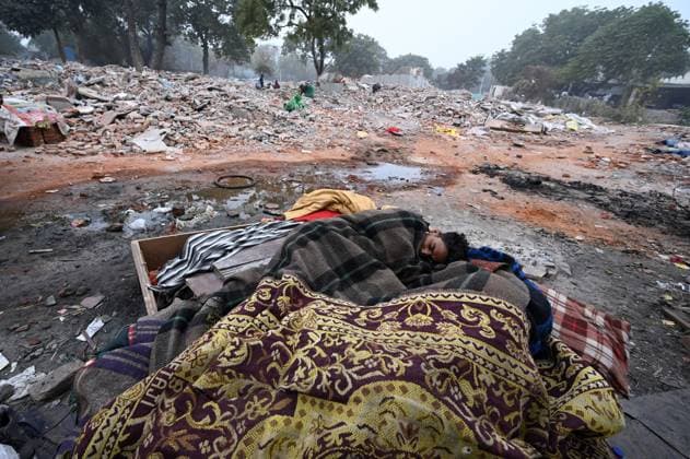 Bilder des Jahres 2024, News 01 Januar News Themen der Woche KW02 News Bilder des Tages NEW DELHI, INDIA - JANUARY 9: Residents at Nizamuddin area live on the rubble that was their homes amid cold weather, after MCD demolished around 300 houses -near DPS Mathura road under anti-encroachment drive in December on January 9, 2024 in New Delhi, India. (Photos by Salman Ali Hindustan Times) People Homeless After Demolition Drive Brave Cold Weather