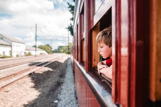 Creative Highlights Symbolbilder Side angle of boy looking out open train window at empty tracks Reading, Pennsylvania, United States CR_LIDE240105-1314636-01 ,model released, Symbolfoto