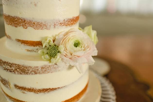 Cream naked cake decorated with flowers for a wedding Chicago, Illinois, United States R_AKAO240104C-1313957-01