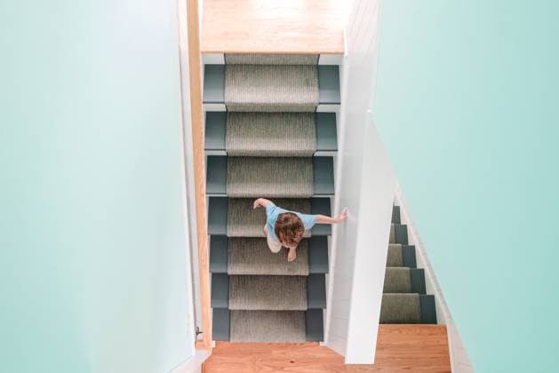 Creative Highlights Symbolbilder Overhead view of young boy walking down staircase Beach Haven, New Jersey, United States R_LIDE240105-1314641-01 ,model released, Symbolfoto