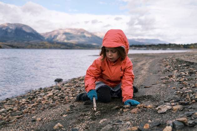 Creative Highlights Symbolbilder Young girl playing at the shore of Dillon reservoir Dillon, Colorado, United States R_PALI24010501-1311336-01 ,model released, Symbolfoto
