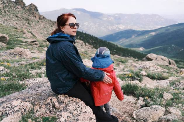 Creative Highlights Symbolbilder Mother and daughter hiking together in Colorado Denver, Colorado, United States R_PALI240109C-1307689-01 ,model released, Symbolfoto