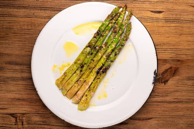 Overhead view of a plate of roasted asparagus. Gourmet food concept Mexico City, Mexico City, Mexico R_ROLU240107-1318727-01