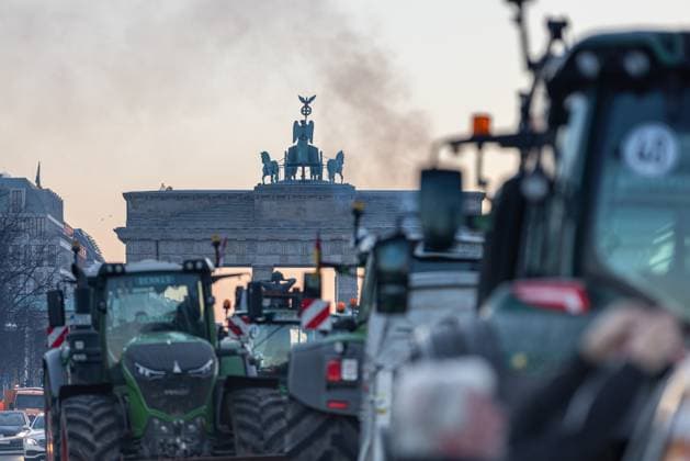 News Themen der Woche KW02 News Bilder des Tages Traktoren Protest in Berlin Deutschland, Berlin, Strasse des 17. Juni, am 10.01.2024g: Einige dutzende Bauern und Handwerker mit deren Traktoren verharren trotz berliner Morgenkälte (-9cÂ°) vor dem Brandenburgen Tor. *** Tractors protest in Berlin Germany, Berlin, Strasse des 17 Juni, on 10 01 2024g Some dozens of farmers and craftsmen with their tractors persevere despite Berlin morning cold 9cÂ° in front of the Brandenburg Gate