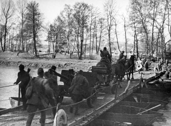 Crossing River Neisse 3066009 16.04.1945 The WWII, 1939-1945. The Berlin strategic operation of the Soviet army. Soldiers of the 2nd Ukrainian front cross the river Neisse. RIA Novosti Sputnik Germany  Copyright: xRIAxNovostix