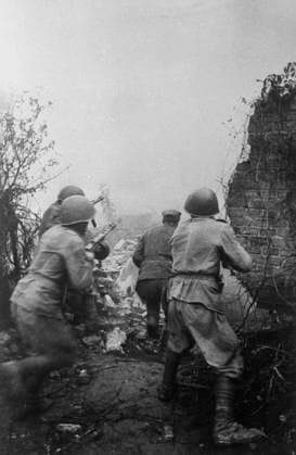 Second World War 5486330 20.04.1945 The Great Patriotic War of 1941 - 1945. The Soviet offensive in Germany. The Stettin-Rostock Offensive Operation as part of the Berlin Strategic Offensive Operation (April 16 - May 8, 1945). Soviet soldiers in the outskirts of Stettin. RIA Novosti Sputnik Ð¨Ñ?ÐµÑ?Ñ?Ð¸Ð½ Germany  Copyright: xRIAxNovostix
