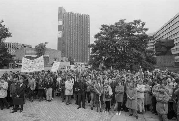 Lehrerdemonstration 24.06.1993, Chemnitz, Brückenstraße, Demonstration von Lehrern aus Chemnitz. Sie fordern Tarifverträge. *** Teachers demonstration 24 06 1993, Chemnitz, Brückenstraße, demonstration by teachers from Chemnitz They demand collective agreements