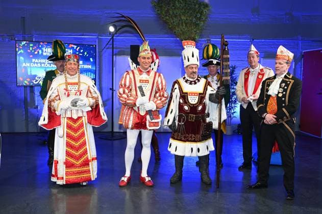 Entertainment Themen der Woche KW02 Entertainment Bilder des Tages Das Kölner Karneval Dreigestirn der Karnevalsession 2023 2024. l-r : Jungfrau Frieda (Friedrich Klupsch), Prinz Karneval Sascha I. (Sascha Klupsch) und der Bauer Werner (Werner Klupsch) und Christoph Kuckelkorn, Präsident Festkomitee Kölner Karneval bei der Ford Wagenübergabe. Der Autohersteller Ford ist seit 73 Jahren Mobilitätsparter des Festkomitee Kölner Karneval *** The Cologne Carnival triumvirate for the 2023 2024 carnival season l r Maid Frieda Friedrich Klupsch , Prince Carnival Sascha I Sascha Klupsch and Farmer Werner Werner Klupsch and Christoph Kuckelkorn, President of the Cologne Carnival Festival Committee at the Ford car handover The car manufacturer Ford has been a mobility partner of the Cologne Carnival Festival Commit