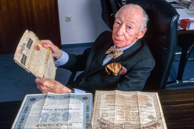 AndrÃ Kostolany, Börsenexperte, Porträt, München, Dezember 1996 Deutschland, München, 05.12.1996, AndrÃ Kostolany, 1906-1999, Börsenexperte, Börsenguru, Finanzexperte, hält historische Aktie in der Hand, Porträt in seinem Büro, Portrait, Geschichte, Wirtschaft, 1996, 1990er, 90er, Jahre, Neunziger Jahre, historisch, *** AndrÃ Kostolany, stock market expert, portrait, Munich, December 1996 Germany, Munich, 05 12 1996, AndrÃ Kostolany, 1906 1999, stock market expert, stock market guru, financial expert, holds historical share in his hand, portrait in his office, portrait, history, economy, 1996, 1990s, 90s, years, nineties, historical,