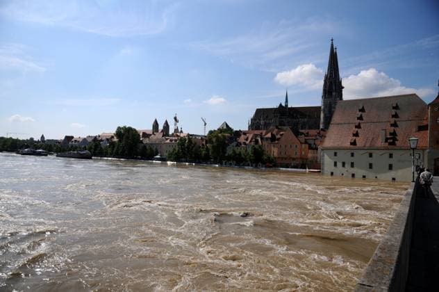 Regensburg, Donau, Hochwasser Donau-Hochwasser fließt an der Altstadt vorbei Copyright: xZoonar.com PeterxHimmelhuberx 4765656