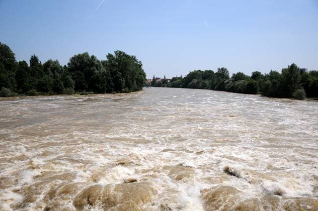 Regensburg, Donau, Hochwasser Strom nach Starkregen in Bayern Copyright: xZoonar.com PeterxHimmelhuberx 4800364