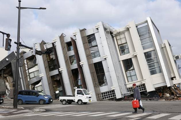 Bilder des Jahres 2024, News 01 Januar News Themen der Woche KW02 News Bilder des Tages Aftermath of strong earthquake in central Japan Photo taken on Jan. 11, 2024, shows a toppled building in Wajima in the central Japan prefecture of Ishikawa, following a deadly earthquake on Jan. 1.  A14AA0002313647P