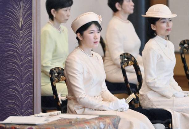 Entertainment Themen der Woche KW02 Entertainment Bilder des Tages New Year lectures for imperial family Princess Aiko (L, front), the only child of Japanese Emperor Naruhito and Empress Masako, listens to a scholar s New Year lecture at the Imperial Palace in Tokyo on Jan. 11, 2024. (Pool photo)  A14AA0002313723P