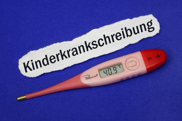 Thermometer und Kinderkrankschreibung Thermometer und Kinderkrankschreibung, 11.01.2024, Borkwalde, Brandenburg, Neben einem Thermometer liegt der Schriftzug Kinderkrankschreibung. *** Thermometer and childrens sick note Thermometer and childrens sick note, 11 01 2024, Borkwalde, Brandenburg, Next to a thermometer is the lettering Kinderkrankschreibung