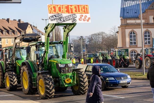 News Themen der Woche KW02 News Bilder des Tages Kassel Bauern-Proteste: Sternfahrt mit Traktoren zum Regierungspräsidium Kassel Bauern-Proteste: Sternfahrt mit Traktoren zum Regierungspräsidium Kassel mit 900 Traktoren und 1.700 Menschen auf der Kundgebung, 10. Januar 2024, Kassel Hessen Deutschland, *** Kassel farmers protests rally with tractors to the regional council Kassel farmers protests rally with tractors to the regional council Kassel with 900 tractors and 1,700 people at the rally, January 10, 2024, Kassel Hesse Germany, Copyright: xSocher xEibner-Pressefotox EP_kso
