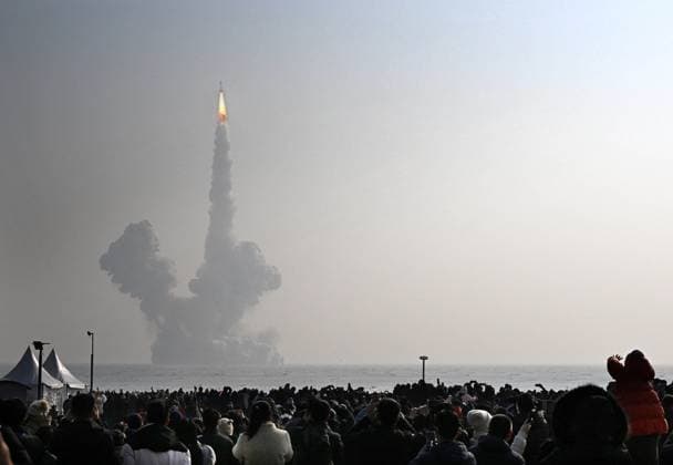 News Themen der Woche KW02 News Bilder des Tages (240111) -- HAIYANG, Jan. 11, 2024 -- A Gravity-1 (YL-1) commercial carrier rocket carrying three satellites is launched from waters off the coast of Haiyang, east China s Shandong Province, Jan. 11, 2024. China on Thursday sent a sea-launched Gravity-1 (YL-1) carrier rocket into space, sending three satellites into the planned orbit. The Taiyuan Satellite Launch Center launched the commercial rocket at 1:30 p.m. (Beijing Time). It was the first flight mission of the YL-1 commercial carrier rocket. ) (EyesOnSci)CHINA-SHANDONG-COMMERCIAL ROCKET-SATELLITES-SEA LAUNCH (CN) LixZiheng 