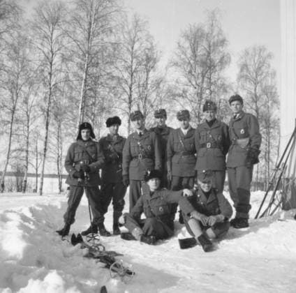 RECORD DATE NOT STATED Group portrait. Jumping air drivers at the Swedish NGOs in Finland, F 19, outdoors. Group portrait. Hunting air drivers at the Swedish NGO in Finland, F 19, outdoor ... Front line, seated from left: Arne Frykholm, Carl-Olof Steninger. Rear row: Martin Wennerström, Ake Nettelbladt-Hollsten, Ian Iacobi, Roland Martin, Hans Olof Palme, Per-Johan SalwÃ n and Gideon Karlsson. Copyright: xpiemagsx flyer190221-2050 !ACHTUNG AUFNAHMEDATUM GESCHÄTZT!