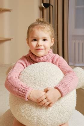 Creative Highlights Symbolbilder In einem gemütlichen Zimmer umarmt ein kleines Mädchen in einem rosa Pullover ein großes weißes, gefülltes Zierkissen *** in a comfortable Room hugs a Little one Girls in a Pink Sweaters a Big white, filled Decorative cushions Copyright: imageBROKER/AlekseixIsachenko ibxfbm10037416.jpg ,model released, Symbolfoto ,property released