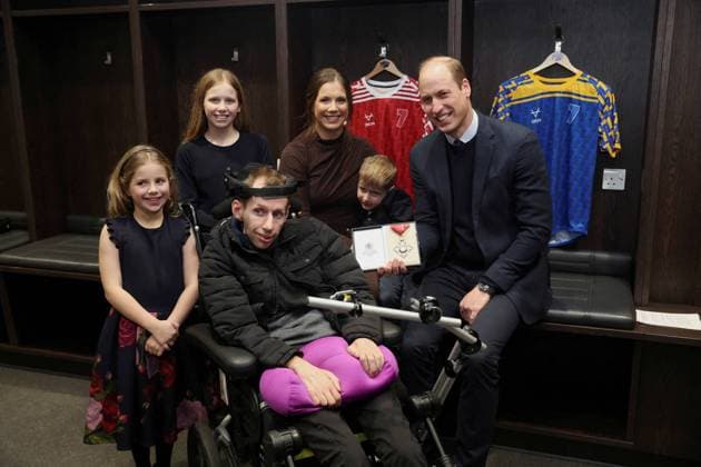 Prinz William verleiht Ex-Rugby Spieler Rob Burrow den Order of the British Empire CBE in Leeds . 11 01 2024. Leeds, United Kingdom. Prince William meets former rugby league player Rob Burrow and his family to congratulate and award him with the Commander of the British Empire (CBE) for raising awareness of Motor Neurone Disease, during a visit to Leeds, United Kingdom.  xPoolx xi-Imagesx IIM-24921-0001