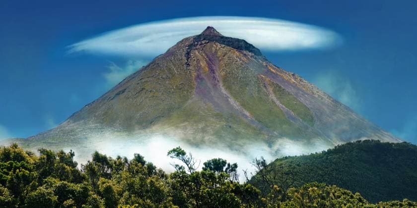  Vulkan Pico mit einer Lenticulariswolke am blauen Himmel, umgeben von Vegetation, Gruta das Torres, Insel Pico, Azoren, Portugal, Europa *** Volcano Pico with a Lenticularis cloud on blue Heaven, surrounded from Vegetation, Gruta the Torres, Island Pico, Azores, Portugal, Europe Copyright: imageBROKER/MichaelxRucker ibxrum10035768.jpg RECORD DATE NOT STATED