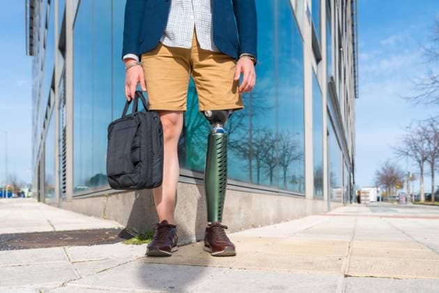 Creative Highlights Symbolbilder Unterer Teil eines unkenntlichen Geschäftsmannes mit Beinprothese, der in der Stadt steht *** at Part one unrecognizable Businessman with Prosthetic leg, the in the City is Copyright: imageBROKER/UnaixHuizi ibxuhu10032779.jpg ,model released, Symbolfoto ,property released