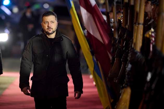 News Themen der Woche KW02 News Bilder des Tages Lettland, Wolodymyr Selenskyj in Riga January 11, 2024, Riga, Latvia: Latvian President Edgars Rinkevics escorts Ukrainian President Volodymyr Zelenskyy, right, for the review of the honor guard during the arrival ceremony at Riga Castle, January 11, 2024 in Riga, Latvia. Riga Latvia - ZUMAp138 20240111_zaa_p138_038 Copyright: xUkrainexPresidency UkrainianxPrex