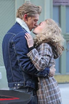 WHAT WOULD VANESSA SAY? AnnaSophia Robb films a romantic kissing scene with Vanessa Hudgens boyfriend Austin Butler for the TV show The Carrie Diaries in New York City 89607, NEW YORK, NEW YORK - Tuesday January 22, 2013. WHAT WOULD VANESSA SAY? AnnaSophia Robb films a romantic kissing scene with Vanessa Hudgens boyfriend Austin Butler for the TV show The Carrie Diaries in New York City. FRANCE & GERMANY OUT , Credit:Ralph, PacificCoastNews.com Avalon USA, New York  Copyright: xRalph,xPacificCoastNews.comx xAvalonx 0527910304