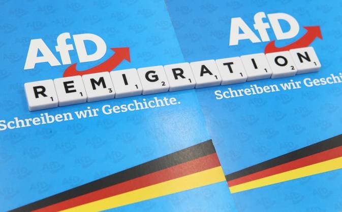 Auf Schreibblöcken der Partei Alternative für Deutschland (AfD) steht in Scrabble-Steinen der Begriff Remigration. Symbolbild Symbolfoto. Lurup Hamburg *** The term remigration is written in Scrabble tiles on writing pads of the Alternative for Germany AfD party Symbolic photo Lurup Hamburg