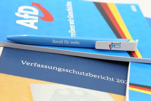 Ein Bleistift der Partei Alternative für Deutschland (AfD) liegt auf einem Verfassungsschutzbericht. Symbolbild Symbolfoto. Lurup Hamburg *** A pencil of the Alternative for Germany AfD party lies on a constitution protection report Symbolic image Symbolic photo Lurup Hamburg