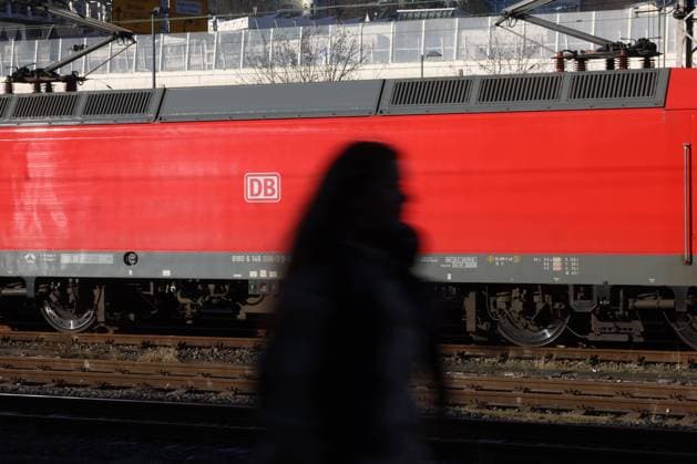Siegen Hauptbahnhof. Ein Zug der DB (Deutsche Bahn) im Hauptbahnhof in Siegen. Eine Person laeuft (läuft) vorbei. Hauptbahnhof am 11.01.2024 in Siegen Deutschland. *** Siegen main station A DB Deutsche Bahn train at the main station in Siegen A person walks past the main station on 11 01 2024 in Siegen Germany