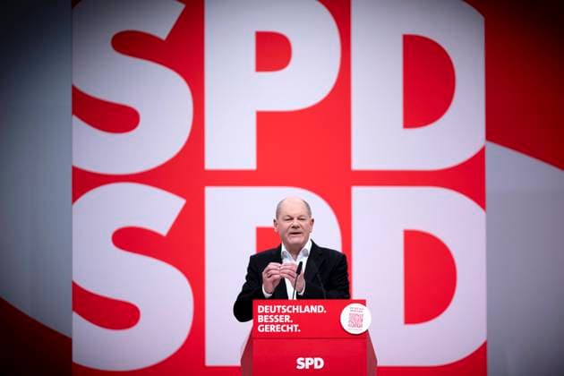 Olaf Scholz, Parteitag SPD DEU, Deutschland, Germany, Berlin, 09.12.2023 Rede von Bundeskanzler Olaf Scholz auf dem Bundesparteitag der SPD in Berlin Deutschland . Die Partei trifft sich auf dem Parteitag um ihre Fuehrung zu waehlen. Die SPD ist der Seniorpartner der aktuellen Drei-Parteien-Regierungskoalition und verzeichnete in den letzten zwei Jahren einen Popularitaetsrückgang en: Speech of Chancellor Olaf Scholz at the federal party conference of the SPD in Berlin Germany . The party is meeting to elect its leadership. The SPD is the senior partner in the current three-party government coalition and has seen its popularity decline over the last two years *** Olaf Scholz, Party conference SPD DEU, Germany, Germany, Berlin, 09 12 20