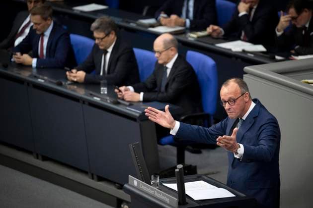 Friedrich Merz, Olaf Scholz - Bundestag DEU, Deutschland, Germany, Berlin, 13.12.2023 Rede von Friedrich Merz , Vorsitzender der CDU und Oppositionsführer mit im Hintergrund die Regierungsbank mit Christian Lindner , Bundesfinanzminister FDP, Robert Habeck , Bundesminister fuer Wirtschaft und Klimaschutz und Vizekanzler, Buendnis 90 Die Grünen, und Olaf Scholz , Bundeskanzler SPD waehrend der Plenarsitzung zur Debatte zum bevorstehenden Gipfel des Europaeischen Rates und Stellungnahme an den Bundestag zum Haushalt im Plenarsaal Deutscher Bundestag in Berlin Deutschland. Die Koalition hat in letzter Minute eine Einigung erzielt, um die Haushaltsblockade zu beenden, nachdem ein Urteil des Bundesverfassungsgerichts ihre Ausgabenplaene fuer u