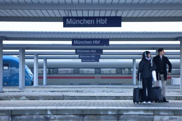 News Themen der Woche KW02 News Bilder des Tages Erneuter GDL-Streik beeinträchtigt Bahnverkehr wieder massiv am 12.01.2024 in München Die Lokführergewerkschaft GDL führt Warnstreiks im deutschen Bahnverkehr durch. *** Another GDL strike massively disrupts rail traffic again on 12 01 2024 in Munich The train drivers union GDL is carrying out warning strikes in German rail traffic xMSx