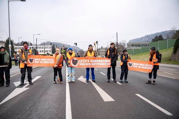 News Bilder des Tages Feldkirch, Österreich. 12. Jänner 2024. Klimaaktivisten von Extinction Rebellion Österreich und Letzte Generation Deutschland protestieren gemeinsam gegen das geplante Straßenprojekt Tunnelspinne S18 Schnellstraße. Die Aktivisten beschreiben Ihre Aktion als Kollaboratives Vorgehen gegen Irreführung - Mehrere Klimagruppen in gemeinsamer Aktion gegen Tunnelspinne-Desinformationskampagne in Feldkirch. *** Feldkirch, Austria 12 January 2024 Climate activists from Extinction Rebellion Austria and Last Generation Germany protest together against the planned Tunnelspinne S18 expressway road project The activists describe their action as Collaborative action against misleading Several climate groups in joint action against Tunnelspinn