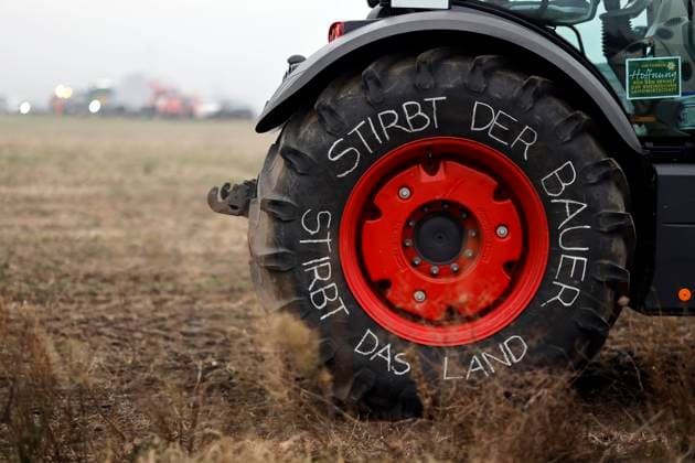 News Themen der Woche KW02 News Bilder des Tages Teilnehmer der Bauernproteste fahren in Köln mit ihren Traktoren im Korso und präsentieren dabei Schilder mit Aufschriften, die Schluss mit der ideologischen Politik und das Ende der Ampel fordern. Die Bauern demonstrieren gegen die Sparpläne der Ampel-Koalition, die Agrar-Kürzungen vorsehen. Köln, 12.01.2024 NRW Deutschland *** Participants in the farmers protests drive their tractors in a parade in Cologne, presenting signs with inscriptions calling for an end to ideological politics and an end to traffic lights The farmers are demonstrating against the savings plans of the traffic light coalition, which include agricultural cuts Cologne, 12 01 2024 NRW Germany Copyright: xChristophxHardtx