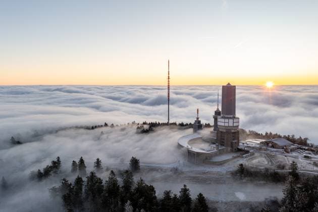 Sonnenaufgang über den Wolken Die Höhenlagen des Taunus rund um den Großen Feldberg ragen am Morgen aus einem Nebelmeer, Teile der Landschaft sind mit Raureif bedeckt., Schmitten Hessen Deutschland *** Sunrise above the clouds In the morning, the heights of the Taunus around the Großer Feldberg rise out of a sea of fog, parts of the landscape are covered in hoarfrost , Schmitten Hessen Germany