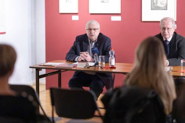 Rembrandt Kunsthaus Apolda 12012024 - Der Vorsitzende des Kunstvereins Apolda, Hans Juergen Giese (li) +++ Ausstellung Rembrandt Meisterwerke der Radierkunst im Kunsthaus Apolda Avantgarde. Apolda Kunsthaus Thueringen Deutschland