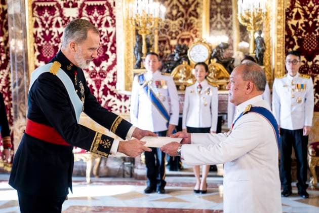 Entertainment Themen der Woche KW02 Entertainment Bilder des Tages King Felipe Receiving Ambassadors Credentials - Madrid King Felipe VI (1l) receives the Letter of Credence from the ambassador of the Kingdom of Thailand, Vosita Vorasaph (2r), at the Royal Palace, January 12, 2024, in Madrid (Spain). Felipe VI resumes today the traditional ceremony of presentation of credential letters by new ambassadors accredited in Spain, after a break of almost eight months following the electoral advance. The monarch has received the letters accrediting six ambassadors as representatives in Spain, in the first ceremony of this type since May 17. Then there were also six diplomats who complied with this protocol act. The new ambassadors of El Salvador, North Macedonia, Iran, Peru, Thailand and Angola paraded through th  Copyright: xEuropaxPress ABACAx