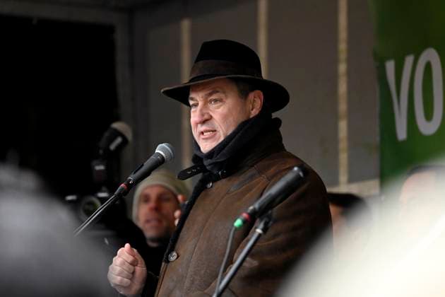 News Themen der Woche KW02 News Bilder des Tages Bayerns Ministerpräsident Markus Söder (CSU) spricht auf den Bauern-Protesten. Teilnehmer der Bauernproteste fahren derweil in Nürnberg mit ihren Traktoren im Korso und präsentieren dabei Schilder mit Aufschriften, die Schluss mit der ideologischen Politik und das Ende der Ampel fordern. Die Bauern demonstrieren gegen die Sparpläne der Ampel-Koalition, die Agrar-Kürzungen vorsehen. Nürnberg, 12.01.2024 Bayern Deutschland *** Bavarias Prime Minister Markus Söder CSU speaks at the farmers protests Meanwhile, participants in the farmers protests drive their tractors in a parade in Nuremberg, presenting signs with inscriptions calling for an end to ideological politics and the end of traffic lights The farmers demonstrate against the sav Copyright: xDwixAnoraganingrumx