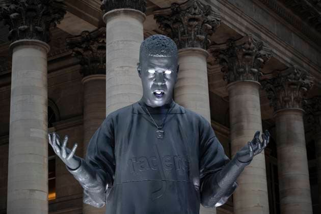 Bilder des Jahres 2024, Entertainment 01 Januar Entertainment Themen der Woche KW02 Entertainment Bilder des Tages Giant Statue Of Rapper Kid Cudi For The Release Of His Album - Paris A ten-meter-high ephemeral figure of Kid Cudi was installed at Place de la Bourse in Paris for the release of his new album Insano . There are two other statues in the United States. One is destined for New York and the other for the Los Angeles area, in three different locations over the weekend, according to the rapper s networks. Paris, January 12, 2024. Photos by Jeremy Paoloni ABACAPRESS.COM Paris France  Copyright: xPaolonixJeremy ABACAx