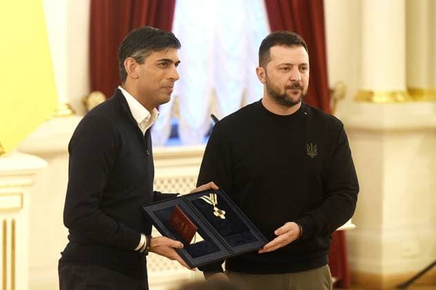 News Themen der Woche KW02 News Bilder des Tages RECORD DATE NOT STATED KYIV, UKRAINE - JANUARY 12, 2024 - Ukrainian President Volodymyr Zelenskyy (R) presents the Order of Freedom to British Prime Minister Rishi Sunak after the signing ceremony of the security cooperation agreement, Kyiv, capital of Ukraine Volodymyr Zelenskyy and Rishi Sunak hold talks in Kyiv  Copyright: xRuslanxKaniukax