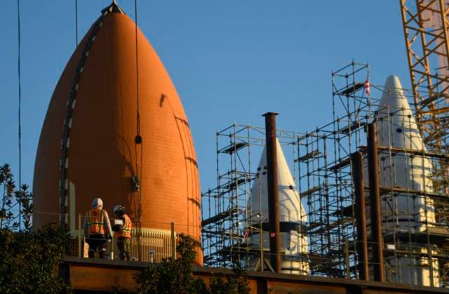 News Themen der Woche KW02 News Bilder des Tages Shuttle external tank, ET-94, begins its lifting for final stack phase installation of Endeavour itself at the Samuel Oschin Air and Space Center Friday, Los Angeles CA USA, Jan 12, 2024. The enormous, orange ET-94 weighs 65,000 lbs., stands 154 feet top to bottom. Los Angeles United States - ZUMAbl1_ 20240112_zaf_bl1_025 Copyright: xGenexBlevinsx