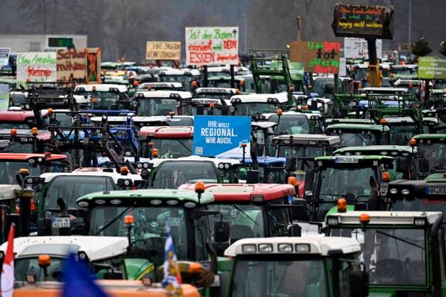 News Themen der Woche KW02 News Bilder des Tages Teilnehmer der Bauernproteste fahren in Nürnberg mit ihren Traktoren im Korso und präsentieren dabei Schilder mit Aufschriften, die Schluss mit der ideologischen Politik und das Ende der Ampel fordern. Die Bauern demonstrieren gegen die Sparpläne der Ampel-Koalition, die Agrar-Kürzungen vorsehen. Nürnberg, 12.01.2024 Bayern Deutschland *** Participants in the farmers protests drive their tractors in a parade in Nuremberg, presenting signs with inscriptions calling for an end to ideological politics and the end of traffic lights The farmers demonstrate against the austerity plans of the traffic light coalition, which include agricultural cuts Nuremberg, 12 01 2024 Bavaria Germany Copyright: xDwixAnoraganingrumx