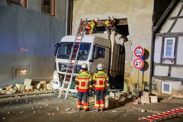 Bilder des Jahres 2024, News 01 Januar News Themen der Woche KW02 News Bilder des Tages Verkehrsunfall in Mundelsheim: Lkw steckt im Torbogen der Großbottwarer Straße fest 13.01.2024: In der Nacht zum Samstag ereignete sich in Mundelsheim ein Verkehrsunfall, bei dem ein Lastkraftwagen (Lkw) im Torbogen der Großbottwarer Straße steckenblieb. Die Feuerwehr Mundelsheim rückte unverzüglich aus, um die notwendigen Rettungsmaßnahmen einzuleiten. Gegen 00:45Uhr wurde die Feuerwehr Mundelsheim über einen Verkehrsunfall in der Großbottwarer Straße informiert. Vor Ort stellte sich heraus, dass ein Lkw im Bereich des Torbogens festsaß. Die Einsatzkräfte der Feuerwehr Mundelsheim handelten umgehend und leiteten Maßnahmen ein, um den Lkw aus seiner misslichen Lage zu befreien. Unter Einsatz von Spezialgerät wurde das Gestein des Torbogens