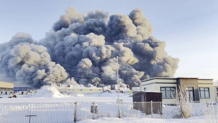 News Themen der Woche KW02 News Bilder des Tages RUSSIA, ST PETERSBURG - JANUARY 13, 2024: Smoke belches from a fire at a warehouse of the Wildberries online retailer in the village of Shushary. Rating 4 out of 5 complexity levels, the fire covers an area of 50,000 sqm. Valentin Yegorshin TASS  66390234