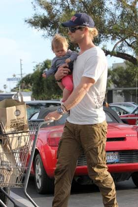 Actor Chris Hemsworth takes his adorable daughter India Rose for some grocery shopping in Los Angeles 93743, LOS ANGELES, CALIFORNIA - Friday April 05, 2013. Actor Chris Hemsworth takes his adorable daughter India Rose for some grocery shopping at the Whole Foods in Los Angeles. , Credit:PacificCoastNews.com Avalon USA, Los Angeles  Copyright: xPacificCoastNews.comx xAvalonx 0528037378