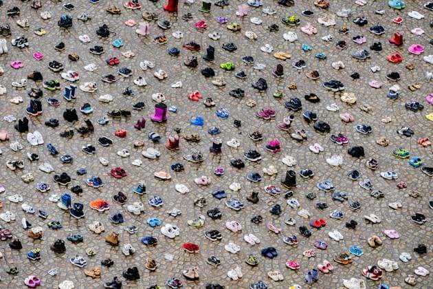 Bilder des Jahres 2024, News 01 Januar News Themen der Woche KW02 News Bilder des Tages AMSTERDAM - Thousands of children s shoes are on Dam Square during a memorial event for child victims who fell during the war in the Gaza Strip. In addition, the children s names are read out by famous Dutch people. ANP REMKO DE WAAL netherlands out - belgium out  Copyright: xx x488368488x originalFilename: 488368488.jpg