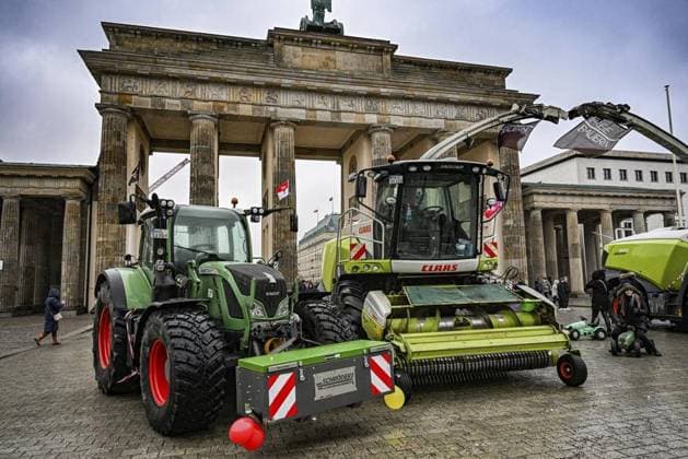 News Themen der Woche KW02 News Bilder des Tages Bauernproteste - Berlin ** NUR FÜR REDAKTIONELLE ZWECKE ** EDITORIAL USE ONLY **<p>Landwirte stehen mit ihren Traktoren vor dem Brandenburger Tor auf der Straße des 17.Juni. Viele Landwirte haben sich bereits auf den Weg nach Berlin gemacht, um bei der Groß-Demonstration gegen den geplanten Stopp der Agrardiesel-Subvention am kommenden Montag zu demonstrieren, fotografiert am 13.01.2024 in Berlin. Deutschland Berlin Berlin Copyright: MaurizioxGambarini *** Farmers protests Berlin FOR EDITORIAL PURPOSES ONLY EDITORIAL USE ONLY p Farmers stand with their tractors in front of the Brandenburg Gate on Straße des 17 Juni Many farmers have already made their way to Berlin to demonstrate at the large demonstration against the planned stop of the Copyright: MaurizioxGambarini doc7tomn8sp040i9nsigkx ,EDITORIAL USE ONLY