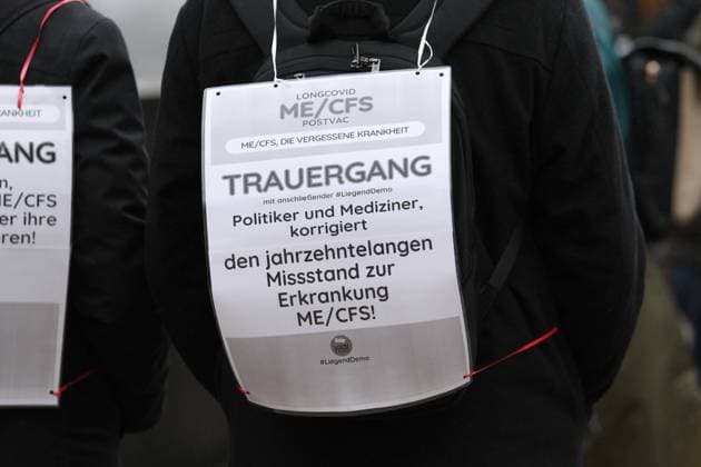Mit einem Trauerzug sowie einer anschließenden Demonstration im Liegen vor dem Rathaus Hamburg haben am Samstagmittag rund 100 Menschen auf das Leid von Menschen mit der chronischen Erkrankung ME CFS (Myalgische Enzephalomyelitis Chronisches Fatigue-Syndrom) hingewiesen. Sie fordern Versorgung, Aufklärung, Anerkennung. Organisiert wurde die Demonstration als Trauergang von der Initiative Liegend-Demo . Altstadt Hamburg *** With a funeral procession and a subsequent demonstration in front of Hamburg City Hall on Saturday afternoon, around 100 people drew attention to the suffering of people with the chronic illness ME CFS Myalgic Encephalomyelitis Chronic Fatigue Syndrome They demanded care, education and recognition The demonstration w